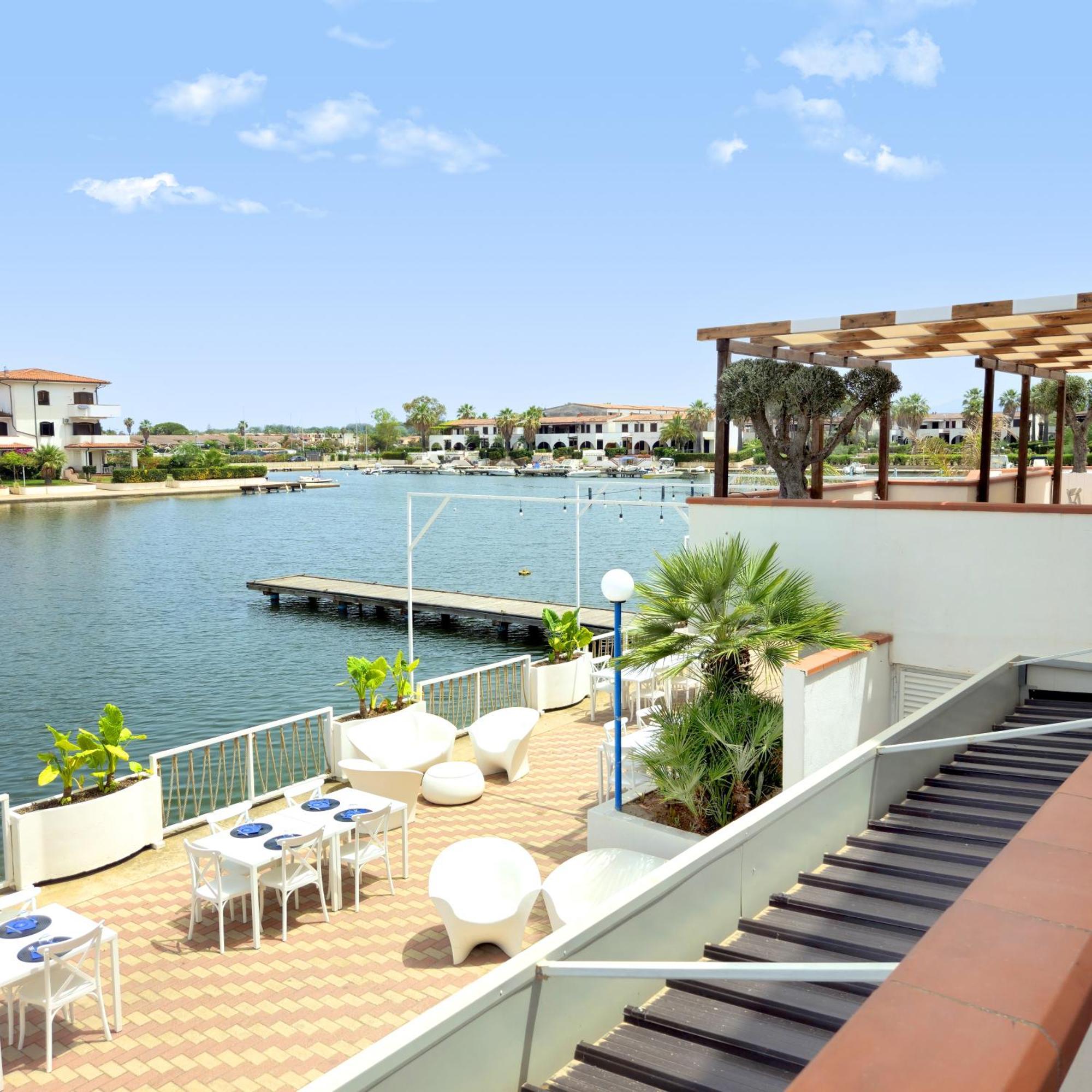 Casa Vacanze Lux By White Aparthotel I Casoni Exterior photo